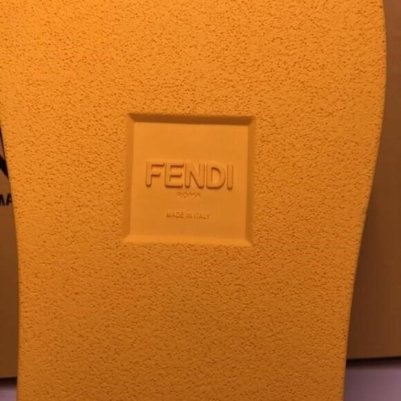 NEW - FENDI Logo-Embossed Baguette Rubber Slide Sandals - Yellow Size US 7 - Picture 3 of 13